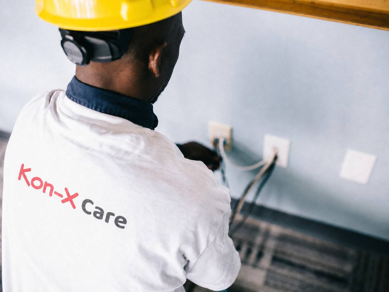 A Kon‑X Care technician at a client&rsquo;s home
